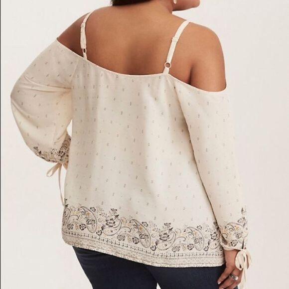 Torrid Off-White Floral Pattern Blouse - Picture 2 of 11